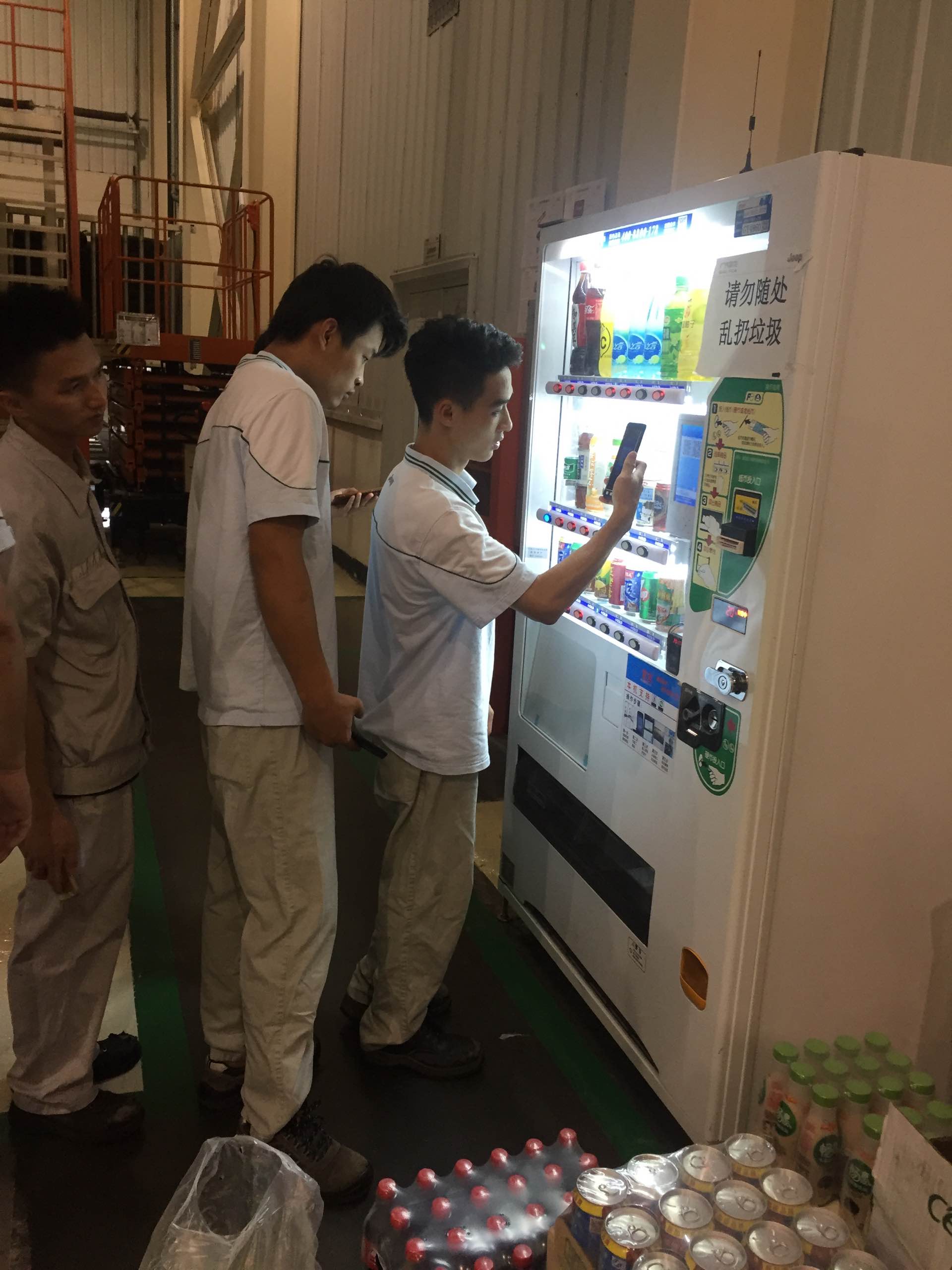 無(wú)人售貨機，自動(dòng)售貨機，自助售貨機，自動(dòng)販賣(mài)機，自助售賣(mài)機，富宏智能售貨機