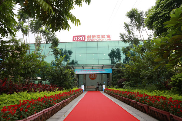 自動(dòng)售貨機,自動(dòng)售賣(mài)機,自動(dòng)售貨機價(jià)格,廣州售貨機,無(wú)人售貨機,智能自動(dòng)售貨機加盟,自動(dòng)販賣(mài)機,飲料自動(dòng)售貨機,廣州富宏智能售貨機